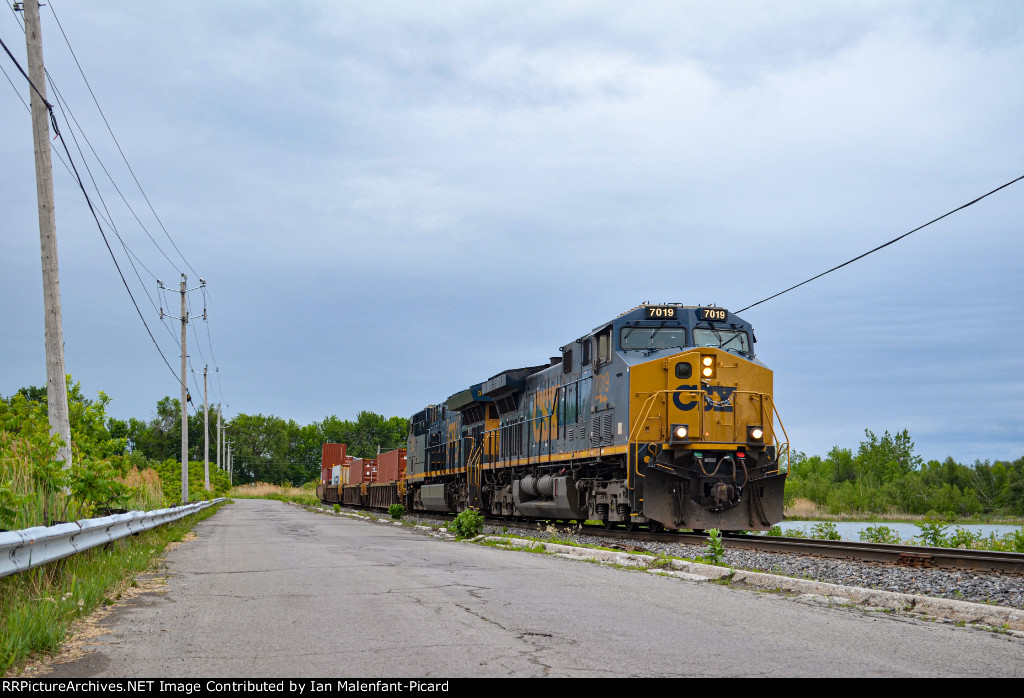 CSXT 7019 leads CN 327 at Boulevard du Havre